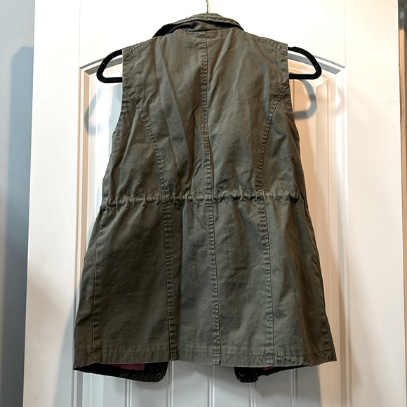 Army Green Vest with pockets size small - Picture 2 of 3